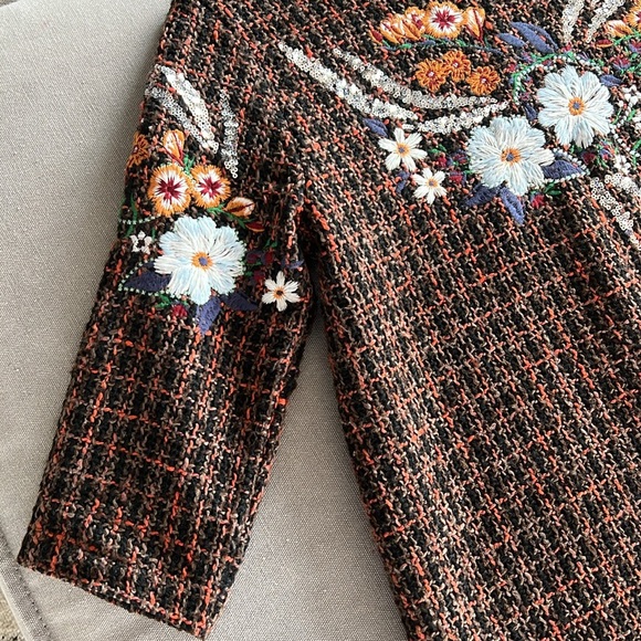 Zara Tweed Dress with floral embroidered design. Back zipped, midi knee - Picture 2 of 4